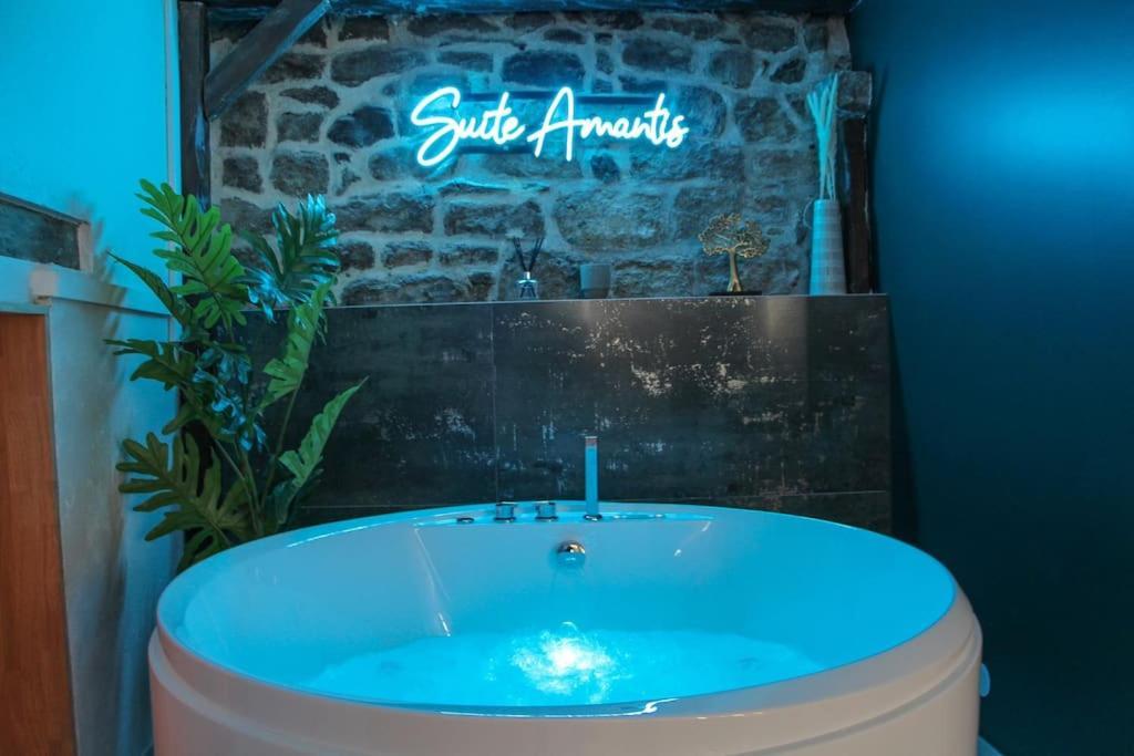 Suite Luxueuse Jacuzzi Suite Amantis By Noma Сен-Шамон Экстерьер фото